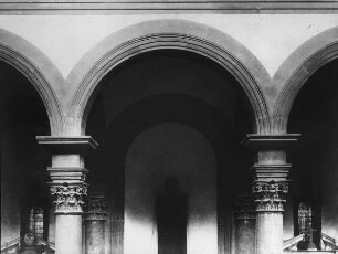 Florenz, S. Spirito, Inneres, Teil der Mittelschiffswand (Joch mit Blick in Seitenschiff); Brunelleschi, Filippo