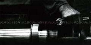 Hand eines Mechanikers (Altersgruppe 18-21)