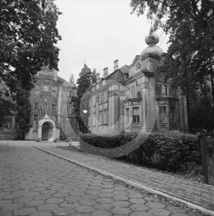 Hauptfassade und Seitenflügel von Schloss Halbau