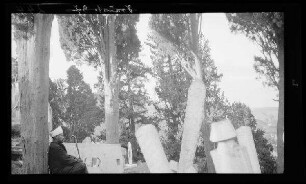 Ein Mann im Friedhof [Istanbul, Türkei]