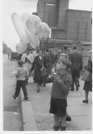 Berlin. Kind mit Luftballons. Straßenszene