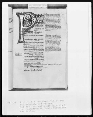 Paulusbriefe mit Glossen — Initiale P (AULUS), darin Paulus, Folio 107recto