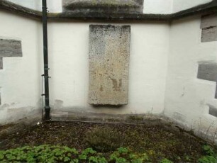 Stadtkirche-Chor von Nordosten-Grabstein aus dem aufgelassenen Kirchhof- mit Umschrift-teils stark verwittert