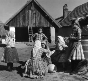Kinderbilder. Csömör. Gruppe von Mädchen mit Kürbissen