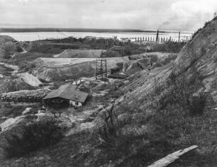 In der Sandgrube : Blick in einen Sandtagebau mit Gebäuden
