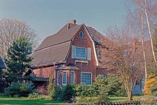 Struhbarg 40: traufständiges Wohnhaus aus Backstein mit seitlichem Querbau: Straßenfront mit Sprossenfenstern: an Giebel von Querbau oben Rundfenster, Jahreszahl 1914: an Ecke zu Traufseite Auslucht: Vorgarten