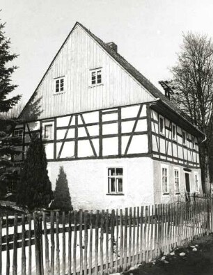 Gornau-Dittmannsdorf, Neue Straße 6. Wohnhaus (ehemaliges Zollhaus; um 1820). Straßenansicht mit Giebelseite