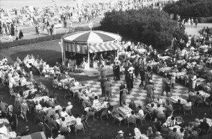 Travemünde: Cafégarten vor dem Casino, von oben mit Promenade und Meer