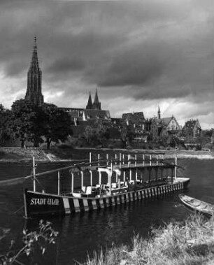 Ulm. Stadtteilansicht mit Münster. Blick über die Donau mit Boot "Stadt Ulm"