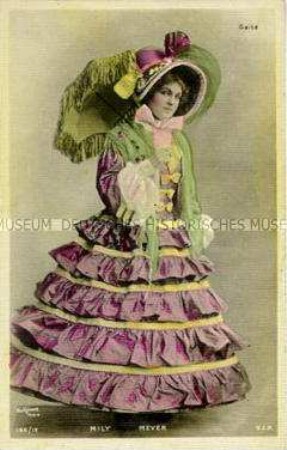 Mily Meyer im historischen Kostüm