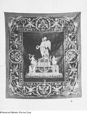 Decke zum 1. Pariser Frieden : Decke zum 1. Pariser Frieden. Seidendamast. 1814. Löbau: Stadtmuseum. [Bautzen: Stadtmuseum, Ausstellung "Spinnen und Weben", 1946/1947]