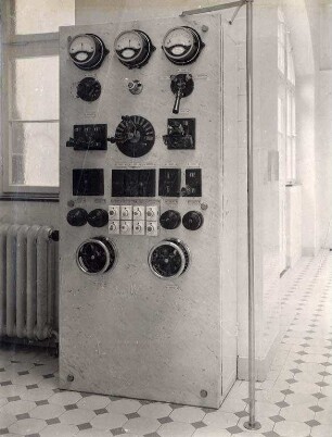 Städtisches Klinikum. Chirurgische Abteilung - Schalttafel im Operationshaus