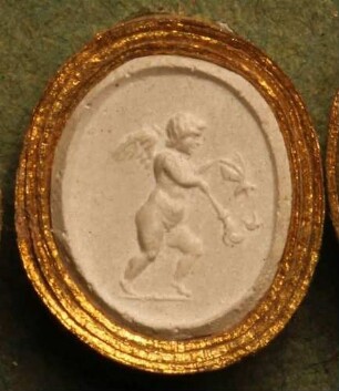 Cupido mit einer brennenden Fackel und einem gefangenen Schmetterling (Daktyliothek, Erstes Mythologisches Tausend)