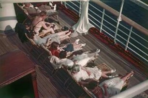 Bordleben. Blick auf das Sonnendeck eines Passagierschiffes (wahrscheinlich der Cap Arcona)