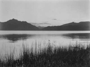 Lago Ascianghi bei Quoram : Blick über den Lago Ascianghi bei Quoram mit Bergen im Hintergrund