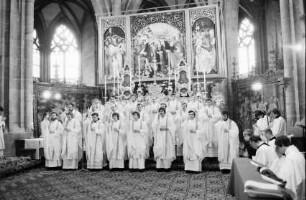 Freiburg: Münster, alle Priester stehend vor dem Altar
