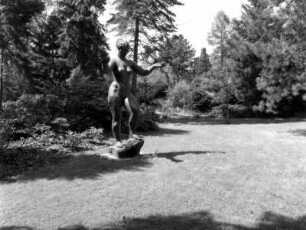 Dresden-Altstadt. Hygieia (1930, K. Albiker) im Heilkräuter- und Pflanzengarten (ehemals Garten des Prinz-Georg-Palais, Zinzendorfstraße) am Deutschen Hygiene-Museum