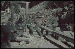 Gebirgsjäger beim Bau einer Holzhütte