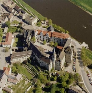 Torgau. Schloß Hartenfels (Bezeichnung erstmals 1548). Blick über die Elbe. Luftbild-Schrägaufnahme von Südwesten