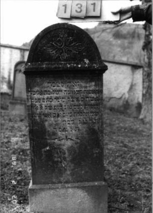 Grabstein 131 (Index: 99798455) Material: Sandstein Zustand: gut Maße HxBxT: 118x45x11 cm Beschreibung: Stele mit Rundbogenaufsatz, Sockel Symbolik: floral: Grabstein 131