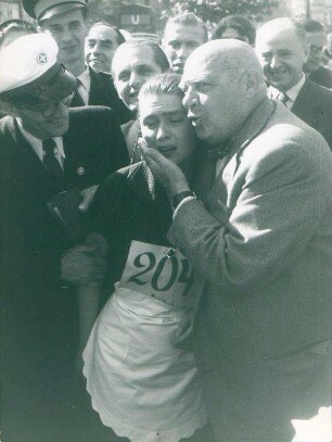 Kellner Derby. Ludwig Schmitz tröstet Eva Schulze