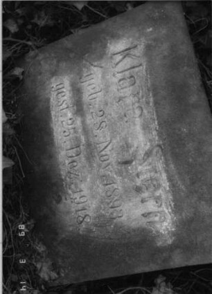 Grabstein 405 (Index: 100093339) Zustand: schräg liegend Maße HxBxT: 40x52x43 cm: Grabstein 405A