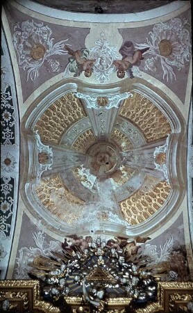 Jochgewölbe: Architekturmalerei und Putten