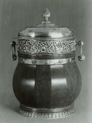 Zylindrische Büchse mit zwei Henkeln und Pinienzapfen auf dem Deckel