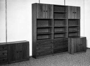 Anbauwand : Leipzig. Leipziger Herbstmesse (Vormesse), 1986. Anbauwand. Holz, folienbeschichtet in Eichenholzoptik, rustikal (1986; VEB Möbelkombinat Berlin (MKB))