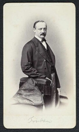 Porträt Ernst Jordan : Porträt Ernst Jordan (1831-1892; Fabrikant, Unternehmer, Politiker, Abgeordneter des Sächsischen Landtages), aufgenommen von Hanns Hanfstaengl in Dresden. Albuminpapier auf Karton; 10,5 x 6,1 cm