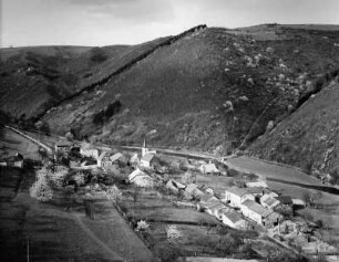 Bivels. Ansicht des Ortes im Ourtal. Im Hintergrund - auf der anderen Seite des Flusses - die Burg Falkenstein in Deutschland
