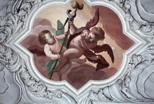 Innendekoration der Schlosskapelle — Deckendekoration der Schlosskapelle — Engel und Putti mit den Arma Christi unterhalb der Emporen — Putti mit Zange und Schwamm