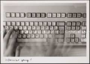 Hände auf Tastatur (Sonderthema: Anders leben)