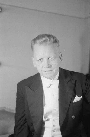 Porträtaufnahmen des Dirigenten Hermann Abendroth