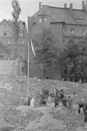 Räumen der Trümmer als Vorarbeit für den Neubau des Hauses der Sorben. Jugendbrigade aus Bautzen. : Rumowanje rozwalinow za natwar Serbskeho domu. Młodźinska brigada z Budyšina.