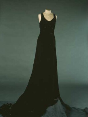 Ärmelloses Abendkleid aus schwarzem Samt mit langer Schleppe (Archivtitel)