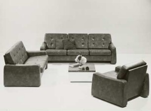 Couchtisch : Sitzgruppe "Capua" (1973; Polstermöbelkombinat Oelsa-Rabenau (PMK)). Ansicht mit Couchtisch