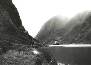 Nærøyfjord bei Gudvangen mit Passagierschiff Monte Sarmiento