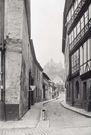 Wernigerode, Stadt : Wernigerode. Blick durch eine Gasse zum Schloß