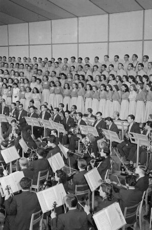 Nationales Kulturensemble der DDR : Blick auf die Bühne mit Chor und Orchester