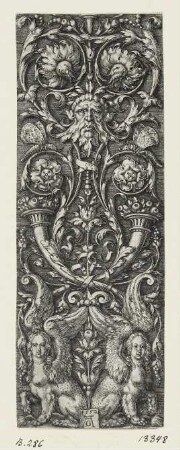 Ornament mit Maske, zwei Füllhörnern und zwei Sphingen
