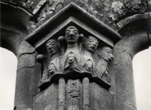 In der Ruine der Kathedrale, Kapitell mit Köpfen