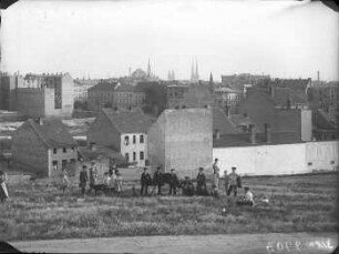 Blick vom Hasenberg gen Südwesten auf die Puschkinstraße. Bildmitte links: Mündung der Albrechtstraße an der Ludwig-Wucherer-Straße. Bildmitte Mündung der Heinrichstraße an der Ludwig-Wucherer-Straße. Hintergrund rechts Bergamt Friedrichstraße. Hintergrund links: Markttürme