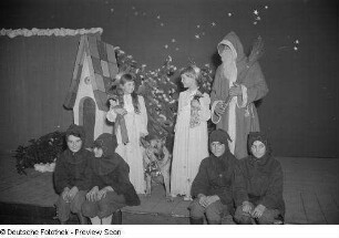 Blick auf die Bühne mit Weihnachtsmann, Zwergen und Sternenkindern