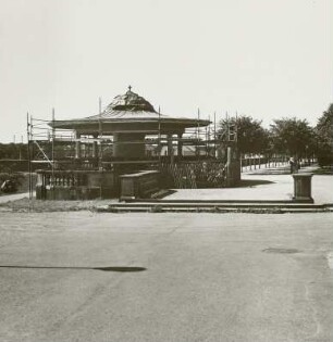 Dresden-Neustadt. Pavillon mit Glockenspiel (1936; K. P. Andrae) am Japanischen Palais während des Wiederaufbaus