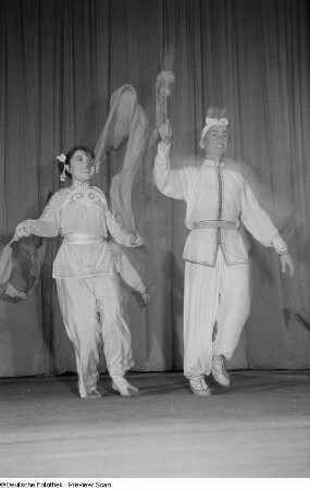 Tänzer des chinesischen Jugend-Kunst-Ensembles beim "Bändertanz"