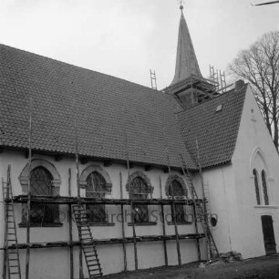Matthias-Claudius-Kirche: Paul-von-Schoenaich-Straße: Renovierung: Außenaufnahme: Blick von Südwesten: Gerüst an Kirchenschiff und Turm, Leitern