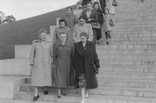 Kranzniederlegung an Ehrenmalen im Treptower Park in Berlin anlässlich des IV. Bundeskongresses des Demokratischen Frauenbundes Deutschlands (DFD) : Elli Schmidt (links) mit weiteren Kongressteilnehmerinnen am Sowjetischen Ehrenmal im Treptower Park