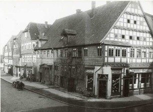 Eckgebäude Krumme Straße/Lange Straße. Blick in die Krumme Straße. Sammlung Starke