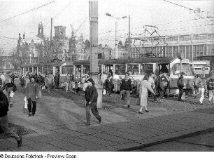 Dresden-Altstadt. Postplatz. Straßenbahn an der Haltestelle. Blick nach Norden gegen Ruine des Schlosses